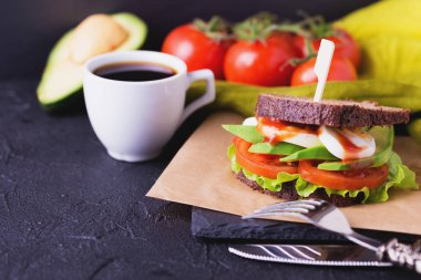 Domates, marul, avokado ve espresso kahve ile sandviç