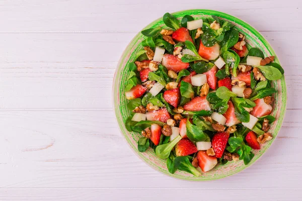 Salada com morango, espinafre, nozes e queijo de cabra — Fotografia de Stock