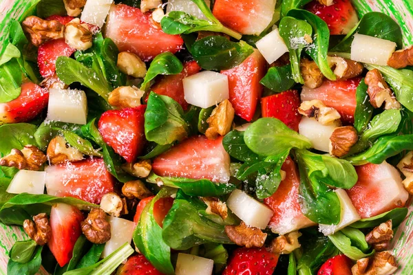 Salada com morango, espinafre, nozes e queijo de cabra — Fotografia de Stock