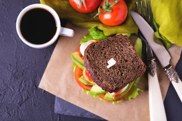 Sandwich mit Tomaten, Salat, Avocado und Espresso — Stockfoto