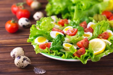 Letucce, salatalık, ıspanak, fesleğen ve Bıldırcın yumurta salatası