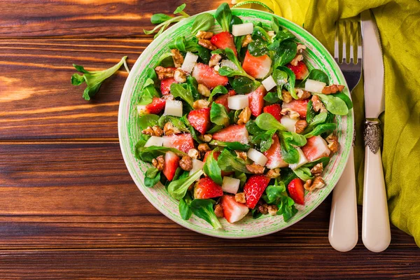 Salada com morango, espinafre, nozes e queijo de cabra — Fotografia de Stock