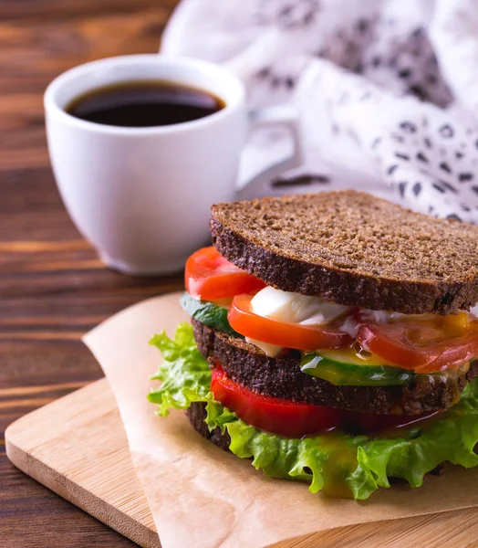 Sandwich mit Kirschtomaten, Gurken und Salat und Kaffee — Stockfoto