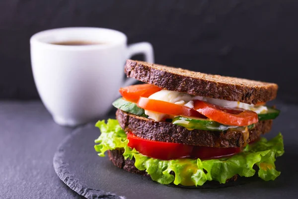 Sandwich mit Kirschtomaten, Gurken und Salat und Kaffee — Stockfoto