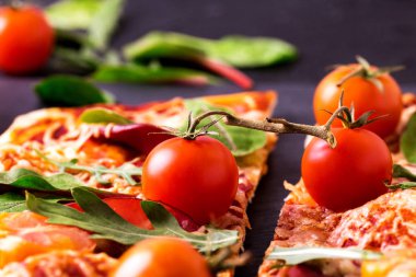 Ev yapımı pizza pastırma, domates, ıspanak, roka ve peynir ile