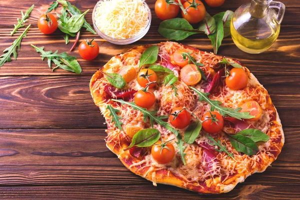 Pizza buatan sendiri dengan bacon, tomat, bayam, arugula dan keju — Stok Foto