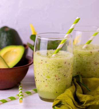 Yeşil smoothie avokado, ıspanak ve kereviz. Sağlıklı gıda