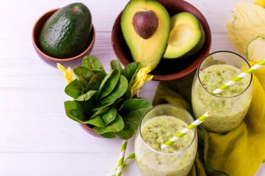 Yeşil smoothie avokado, ıspanak ve kereviz. Sağlıklı gıda