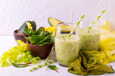 Yeşil smoothie avokado, ıspanak ve kereviz. Sağlıklı gıda