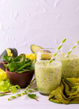 Yeşil smoothie avokado, ıspanak ve kereviz. Sağlıklı gıda