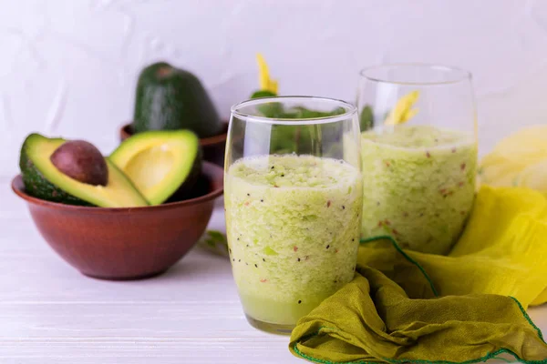 Smoothie verde com abacate, espinafre e aipo. Alimentos saudáveis — Fotografia de Stock