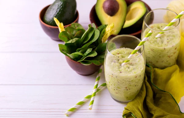 Smoothie verde com abacate, espinafre e aipo. Alimentos saudáveis — Fotografia de Stock