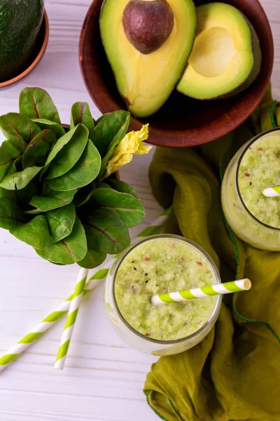 Smoothie verde com abacate, espinafre e aipo. Alimentos saudáveis — Fotografia de Stock