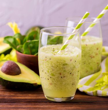 Yeşil smoothie avokado, ıspanak ve kereviz. Sağlıklı gıda