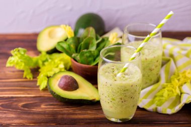 Yeşil smoothie avokado, ıspanak ve kereviz. Sağlıklı gıda