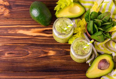 Yeşil smoothie avokado, ıspanak ve kereviz. Sağlıklı gıda