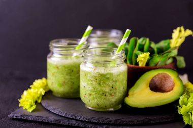 Yeşil smoothie avokado, ıspanak ve kereviz. Sağlıklı gıda