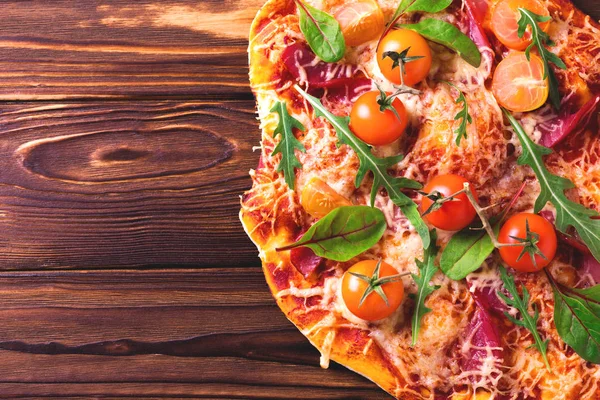 Zelfgemaakte pizza met bacon, tomaten, spinazie, rucola en kaas — Stockfoto