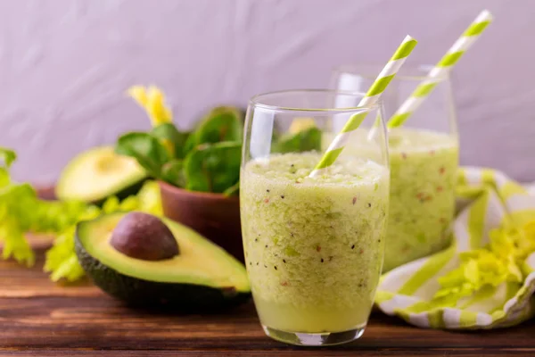 Smoothie verde com abacate, espinafre e aipo. Alimentos saudáveis — Fotografia de Stock