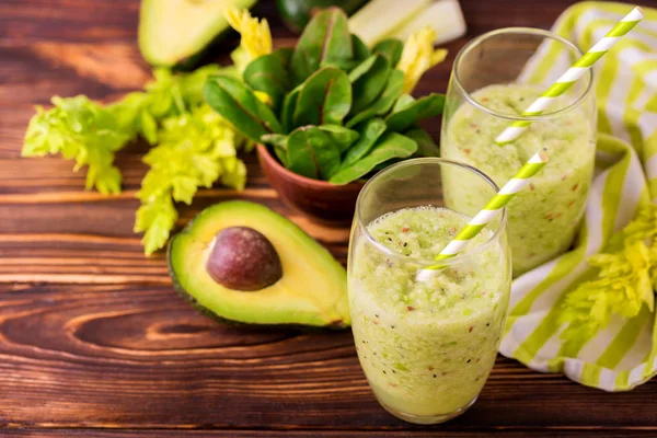 Smoothie verde com abacate, espinafre e aipo. Alimentos saudáveis — Fotografia de Stock