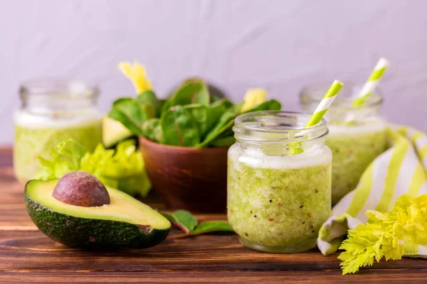 Smoothie verde com abacate, espinafre e aipo. Alimentos saudáveis — Fotografia de Stock