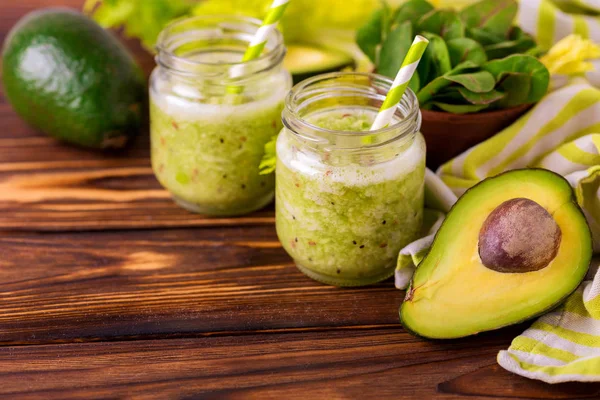 Smoothie verde com abacate, espinafre e aipo. Alimentos saudáveis — Fotografia de Stock