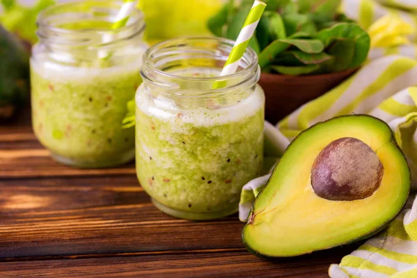 Groene smoothie met avocado, spinazie en selderij. Gezonde voeding — Stockfoto