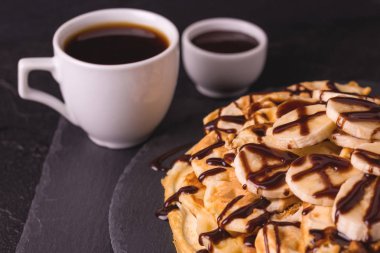 Fincan kahve ve muz ve çikolata ile gözleme