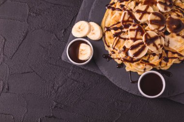 Belçika waffle muz ve sıcak çikolata ile