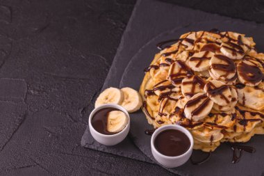 Belçika waffle muz ve sıcak çikolata ile