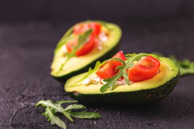 Beyaz peynir, roka ve domates ile doldurulmuş avokado