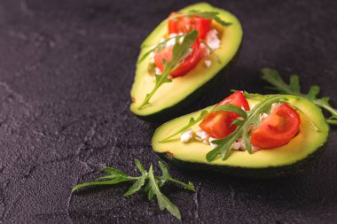 Beyaz peynir, roka ve domates ile doldurulmuş avokado