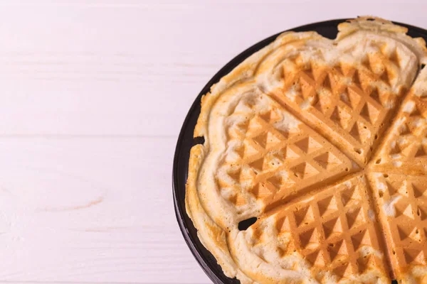 Hausgemachte herzförmige Waffeln in eiserner Waffelpfanne — Stockfoto