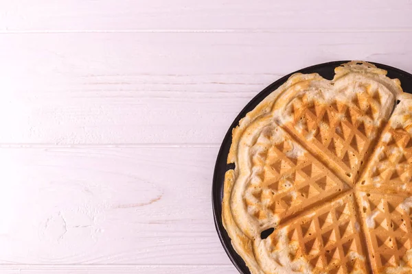 Hausgemachte herzförmige Waffeln in eiserner Waffelpfanne — Stockfoto