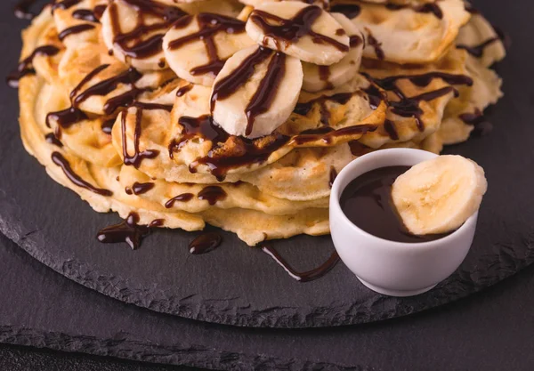 Gofres belgas con plátano y chocolate caliente — Foto de Stock