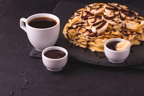 Tazza di caffè e waffle con banana e cioccolato — Foto Stock