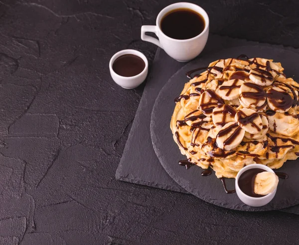 Tazza di caffè e waffle con banana e cioccolato — Foto Stock