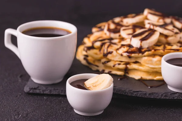 Tazza di caffè e waffle con banana e cioccolato — Foto Stock