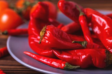 Kırmızı sıcak biber biber domates plaka ile turşusu