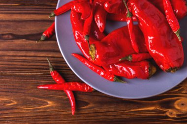 Kırmızı sıcak biber biber domates plaka ile turşusu