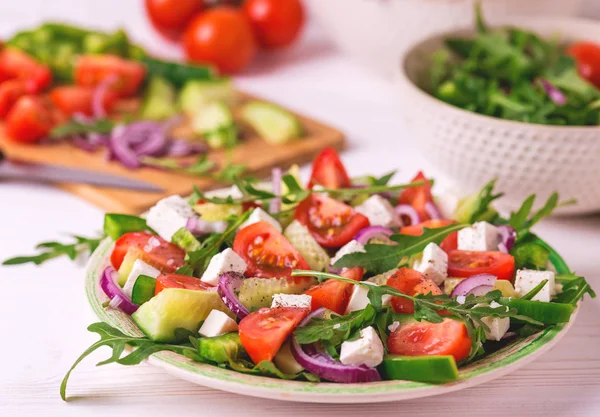 Traditionella bulgariska sallad Shopski med färska grönsaker och fe — Stockfoto