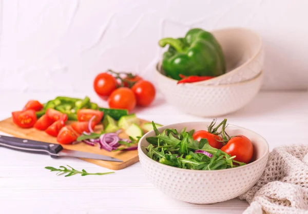 Ensalada tradicional búlgara Shopski con verduras frescas y fe —  Fotos de Stock