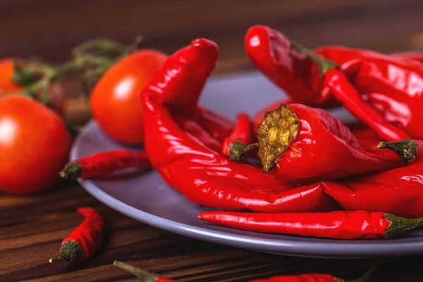 Kırmızı sıcak biber biber domates plaka ile turşusu — Stok fotoğraf