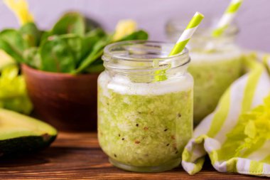 Yeşil smoothie avokado, ıspanak ve kereviz. Sağlıklı gıda