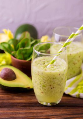 Yeşil smoothie avokado, ıspanak ve kereviz. Sağlıklı gıda