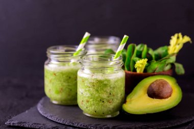 Yeşil smoothie avokado, ıspanak ve kereviz. Sağlıklı gıda