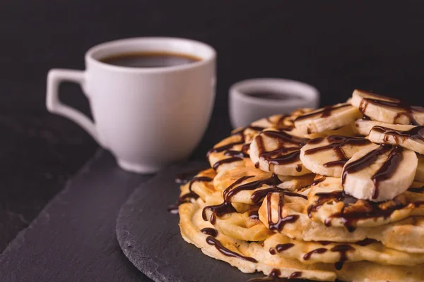 Tasse Kaffee und Waffeln mit Banane und Schokolade — Stockfoto