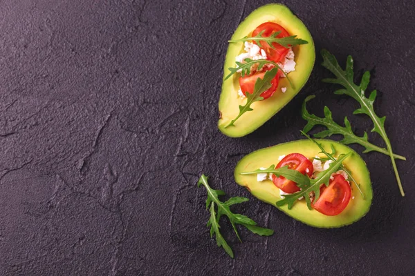 Beyaz peynir, roka ve domates ile doldurulmuş avokado