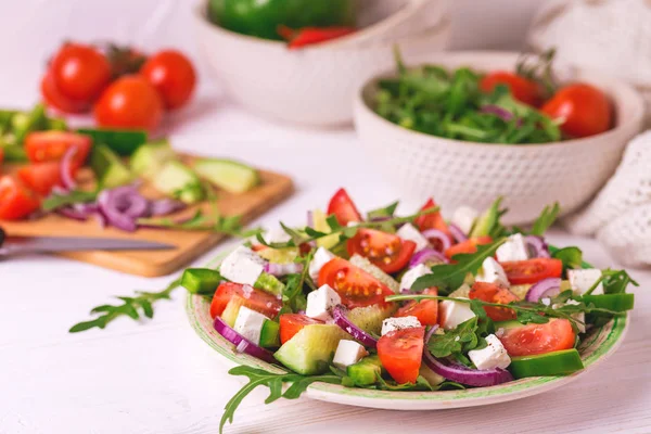 Hagyományos bolgár saláta Shopski, friss zöldségek és fe — Stock Fotó
