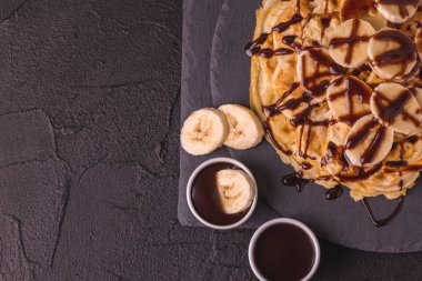Belçika waffle muz ve sıcak çikolata ile
